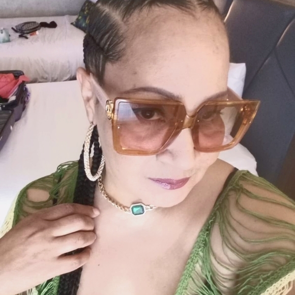 Meet your Posher, Theresa Asiya - Picture 2 of 8